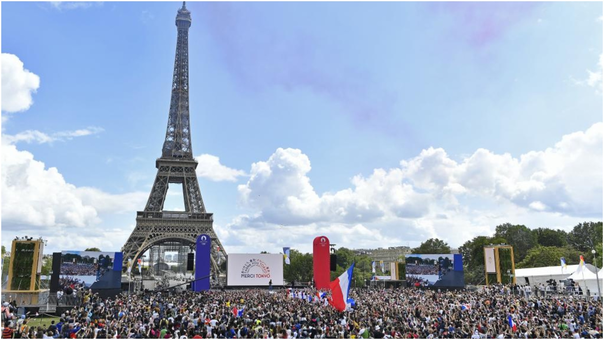 Aficionados franceses congregados en la Torre Eiffel durante la clausura de Tokio 2020.