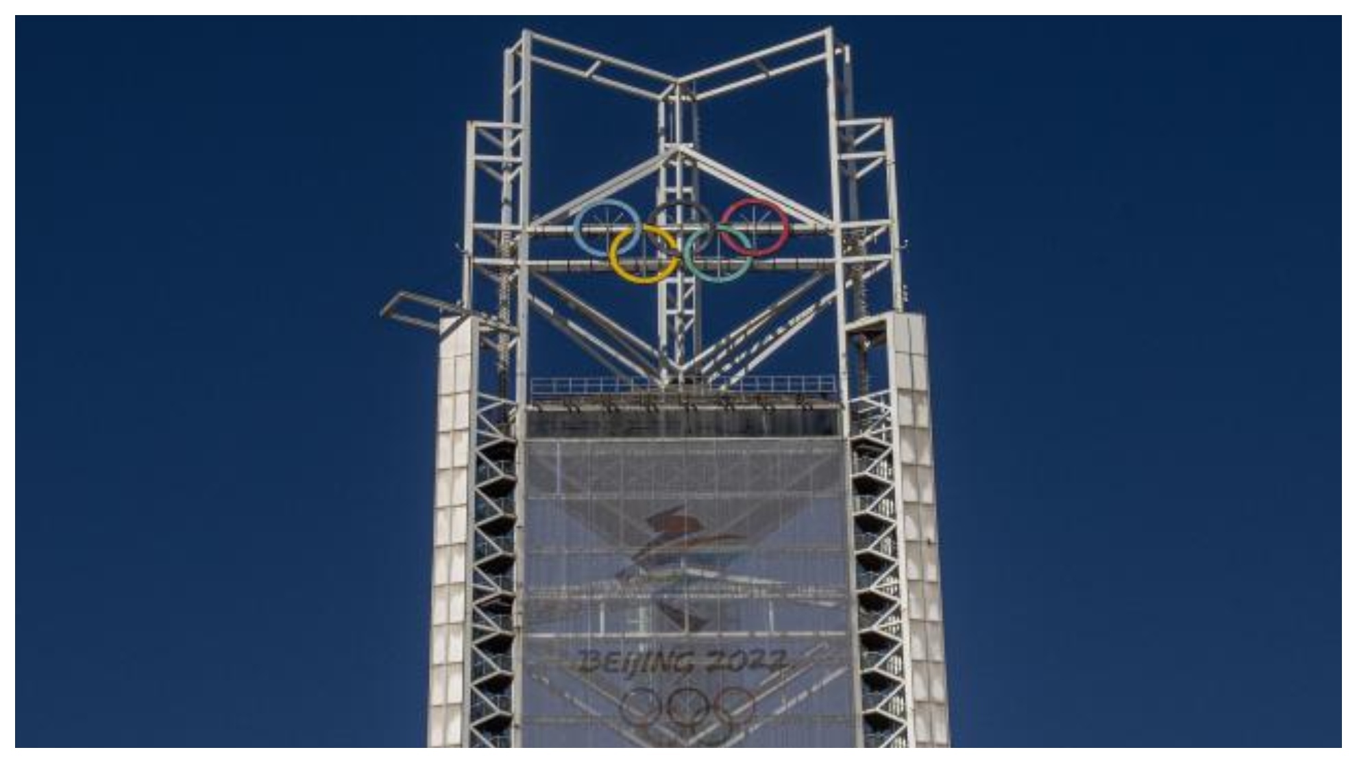 Torre en Pekín que indica la cuenta atrás hasta el inicio de los Juegos de Invierno.
