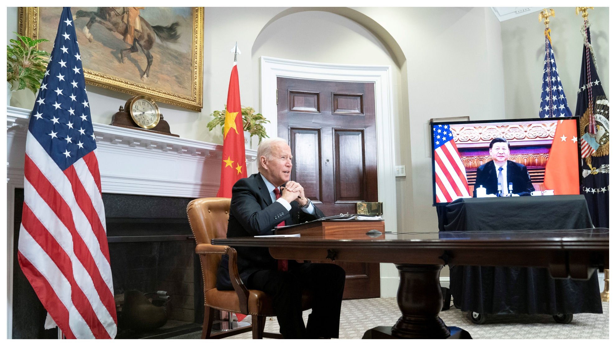 Joe Biden en una conferencia virtual con el presidente de China, Xi Jinping.