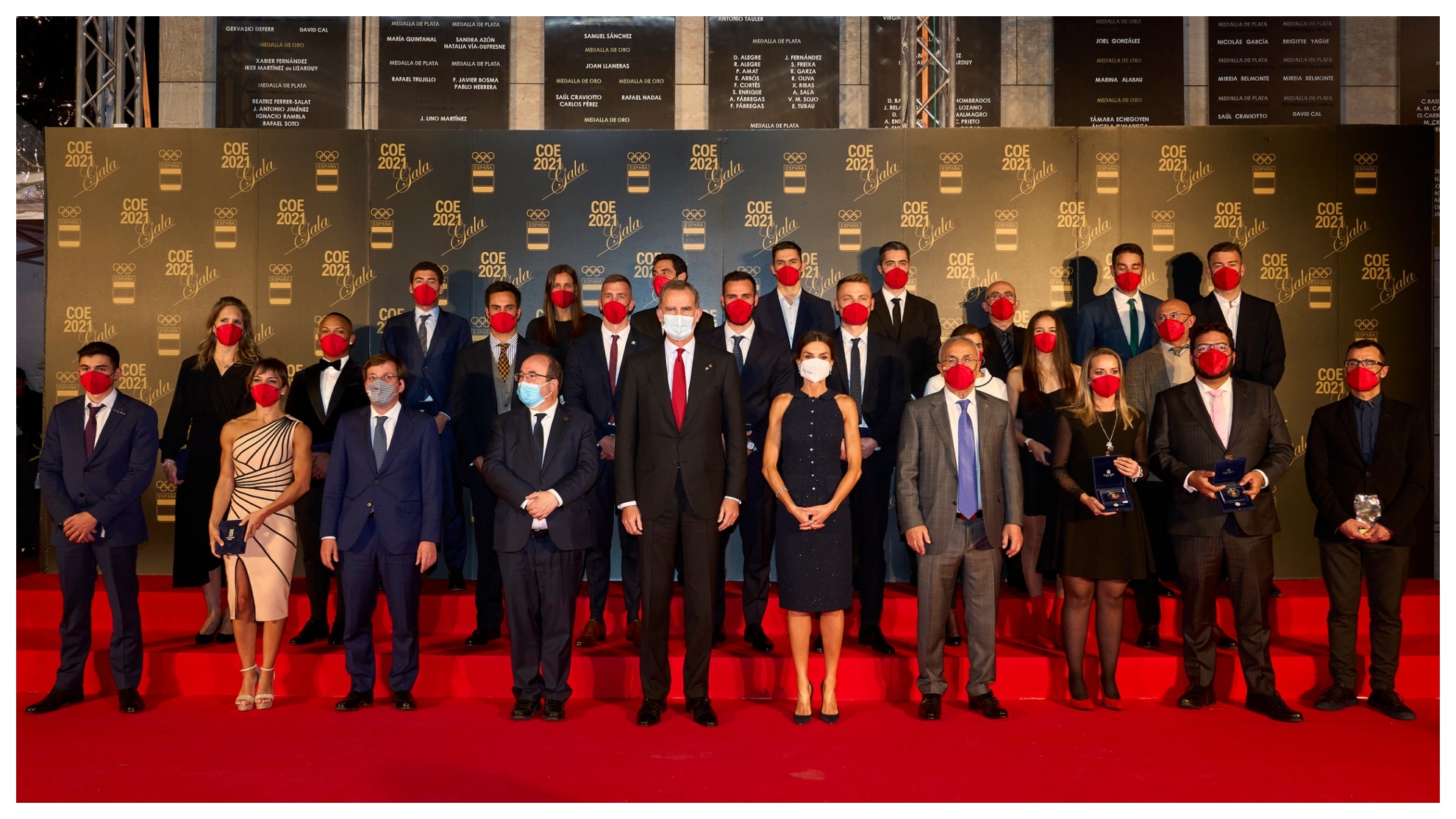 Sus majestades, el rey Felipe VI y la reina Letizia, junto a Alejandro Blanco, Miquel Iceta y los medallistas olímpicos españoles de Tokio 2020..