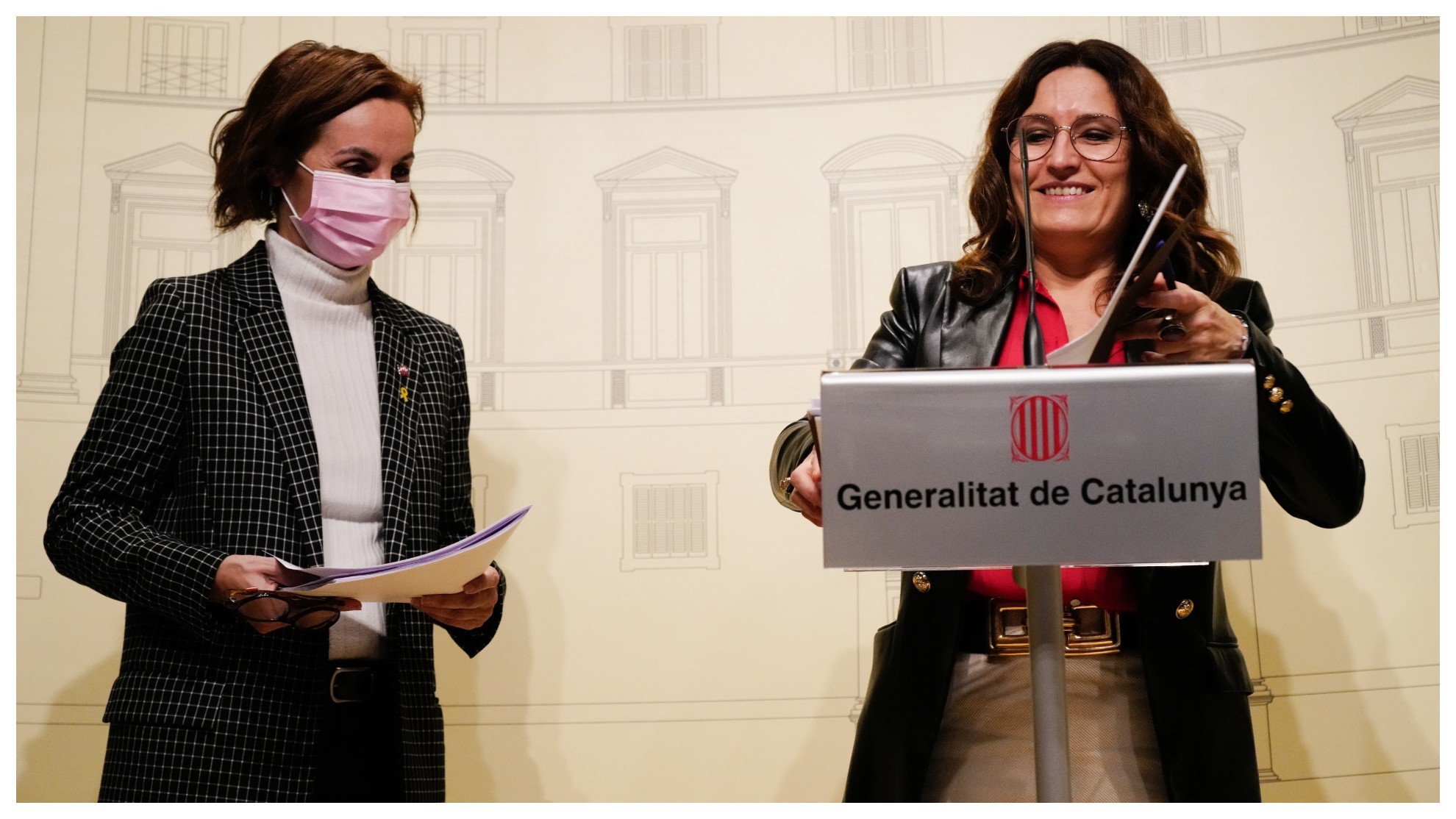 La consellera de la Presidencia, Laura Vilagrà (derecha) y la Secretaria General del Deporte, Anna Caula (izquierda) durante la rueda de prensa ofrecida ayer en el Palau de la Generalitat.