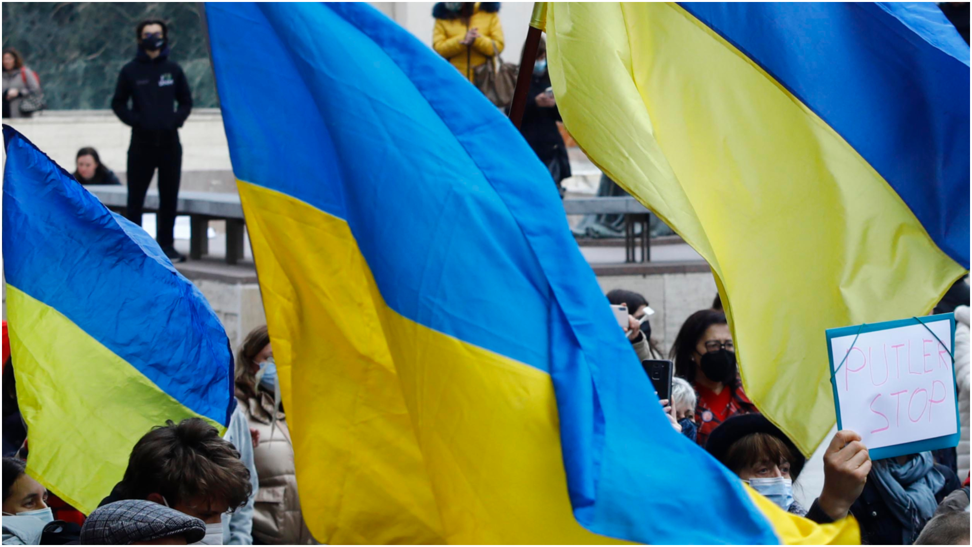 Banderas de Ucrania en una de las concentraciones en España en contra de la guerra
