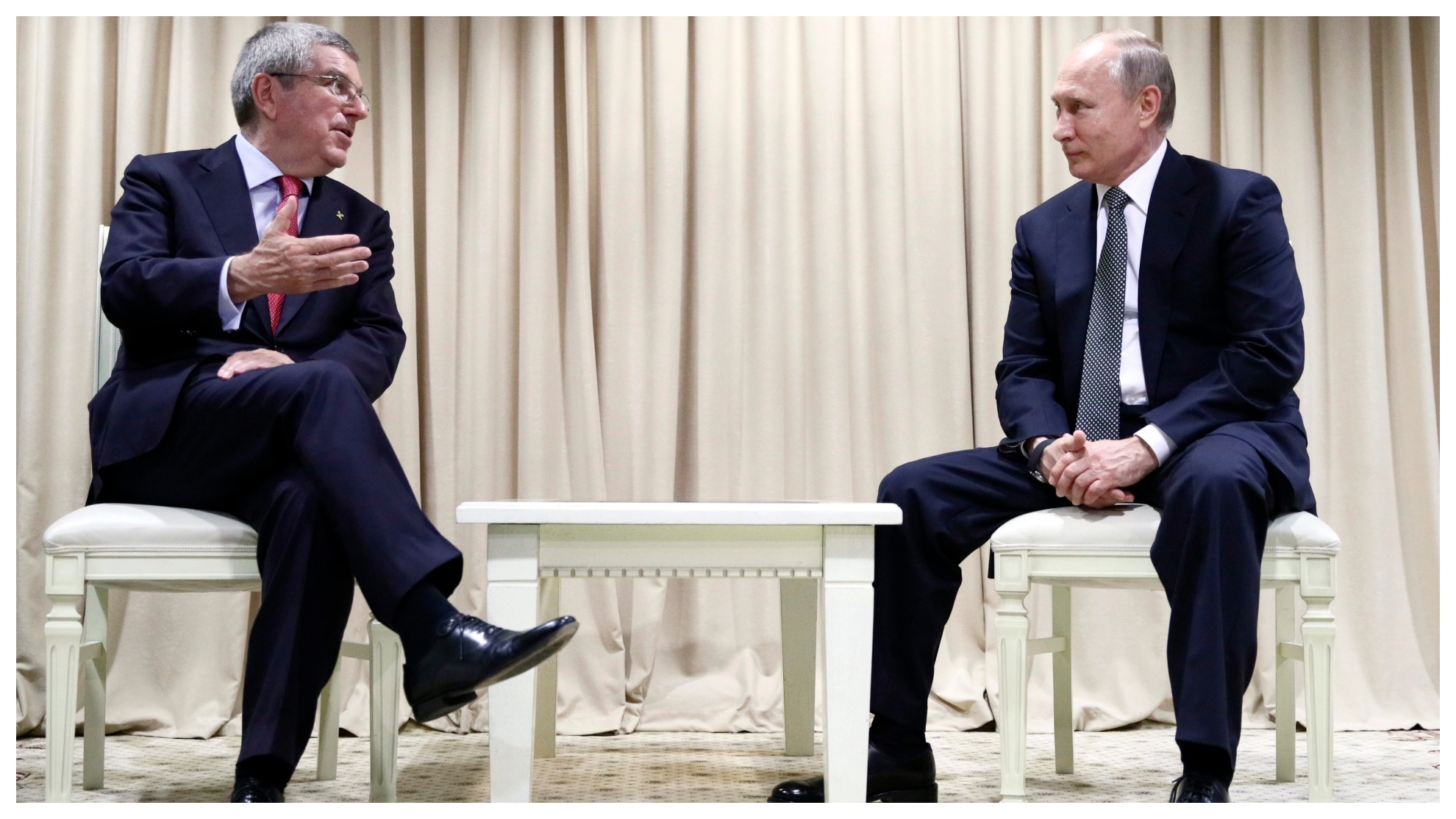 Thomas Bach y Vladimir Putin conversan durante los Juegos Europeos de Minsk en junio de 2019.