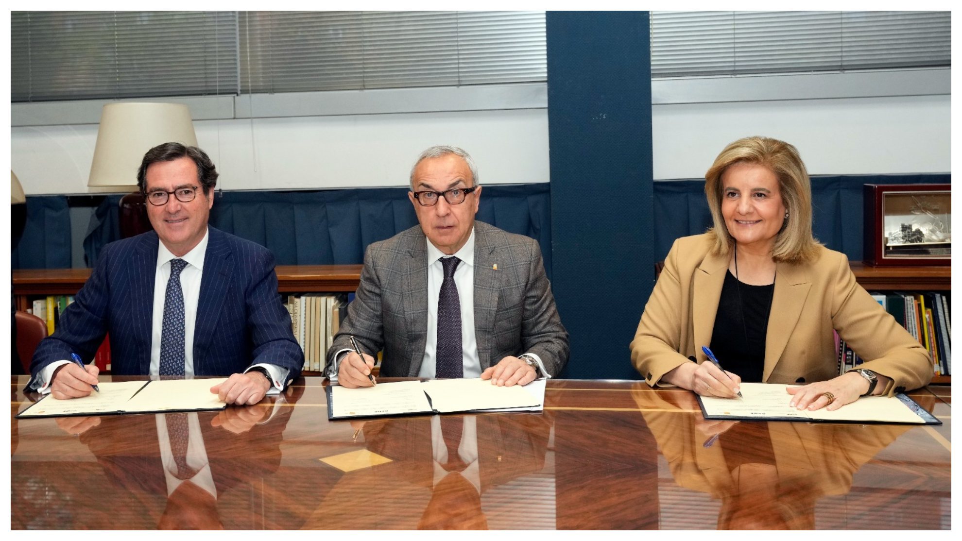 El presidente de CEOE, Antonio Garamendi; el presidente del COE, Alejandro Blanco, y la presidenta de la Fundación CEOE, Fátima Báñez.