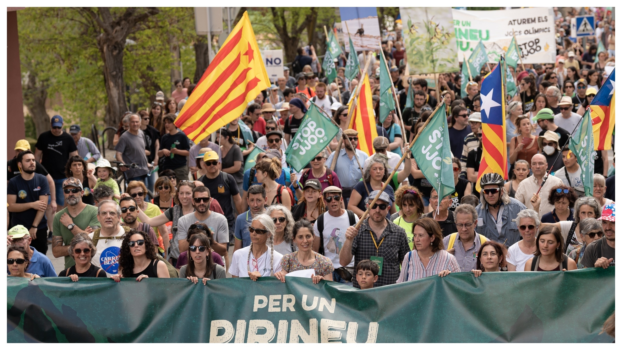 Unas 2.000 personas, según la Policía Local de Puigcerdà, se han manifestado este domingo en esta ciudad del Pirineo gerundense para pedir al Govern que desista de presentar una candidatura a los JJOO de Invierno de 2030.