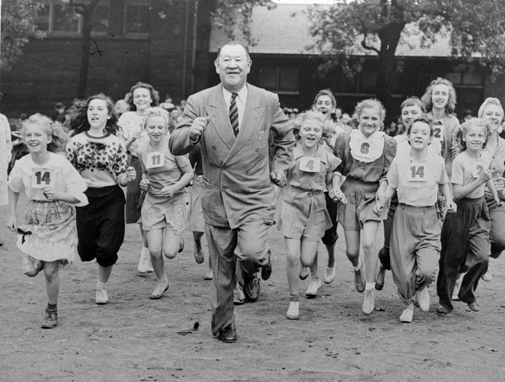Jim Thorpe lidera una carrera infantil. Años 40