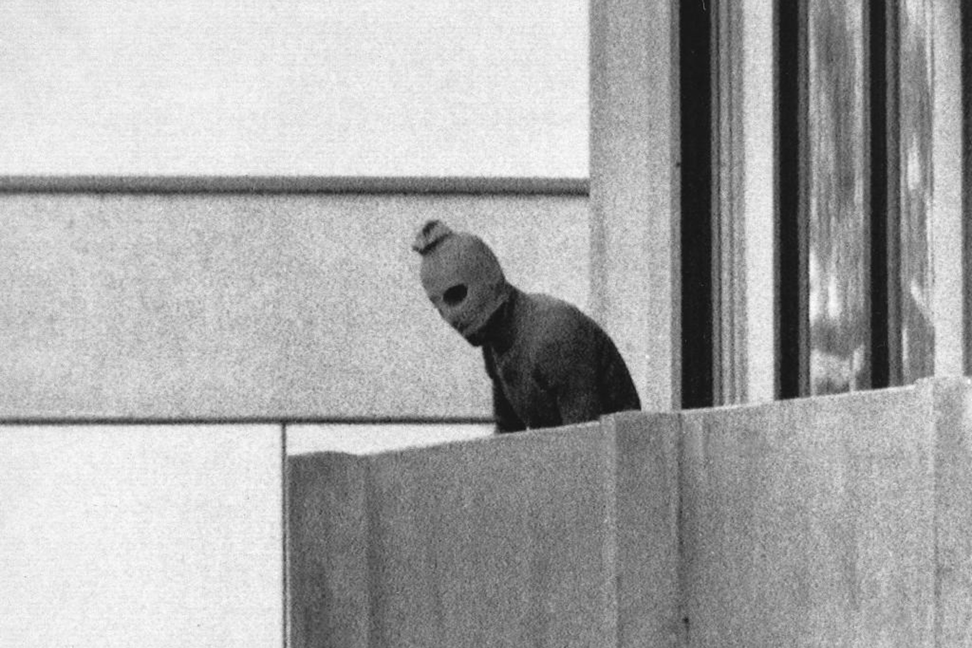 Uno de los terroristas, en un balcón del alojamiento israelí en la Villa Olímpica / Foto AP