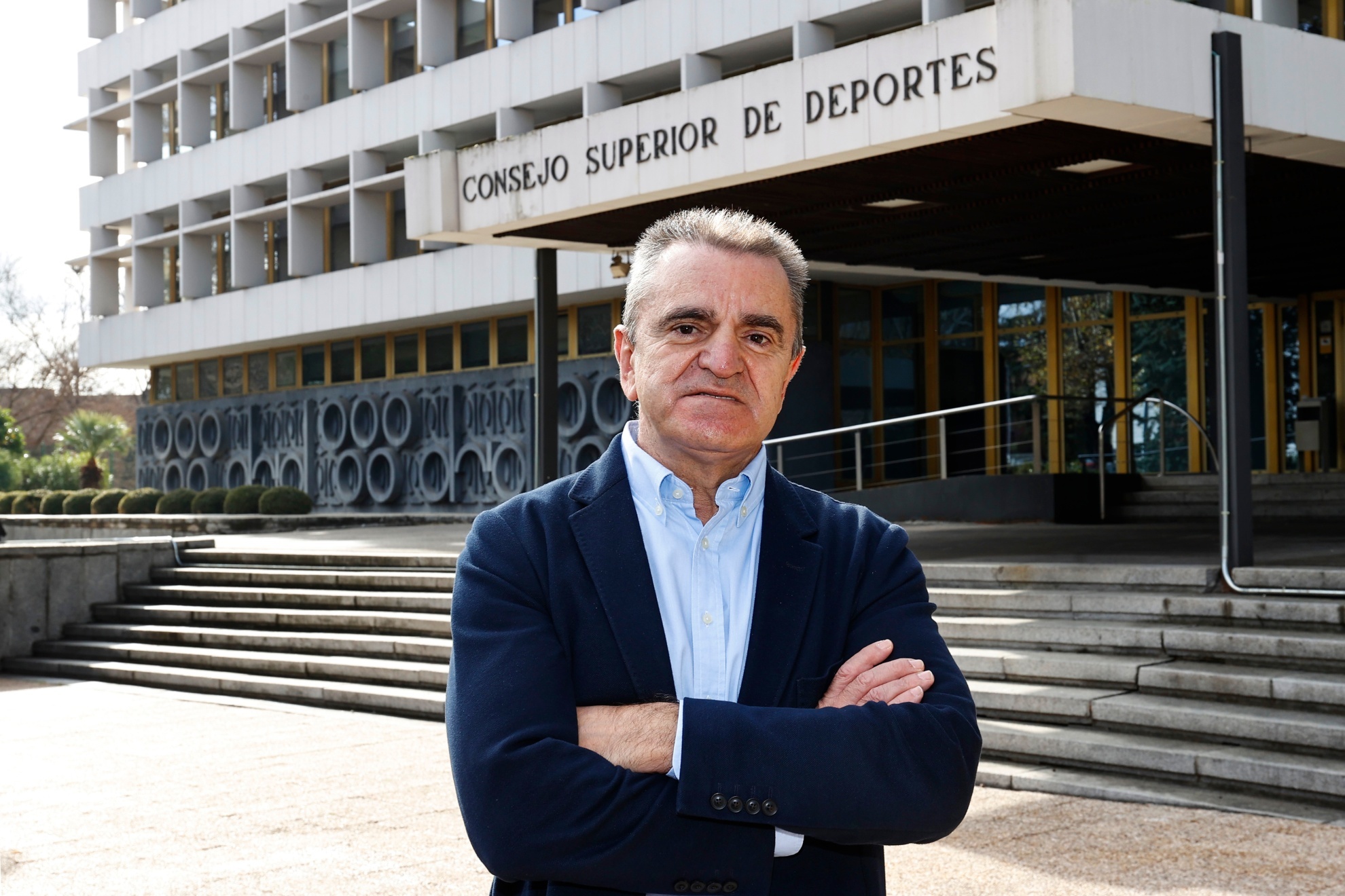 José Manuel Franco, secretario de Estado para el Deporte y presidente del CSD, posa ante la sede de la institución. Foto: ÁNGEL RIVERO