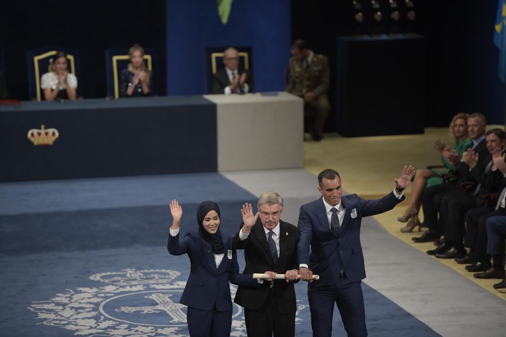 Masomah Ali Zada, Thomas Bach y Eldric Sella Rodríguez saludan tras recibir el Premio Princesa de Asturias de Deportes 2022