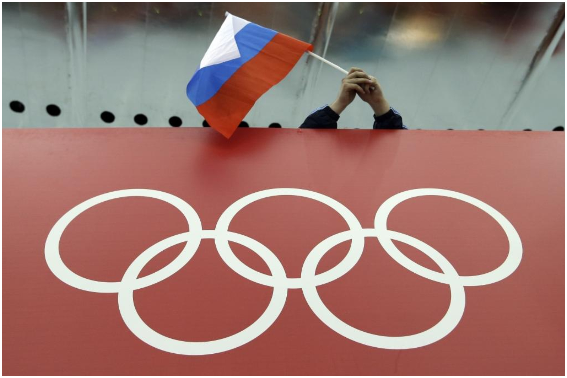 Una bandera de Rusia y los aros olímpicos.