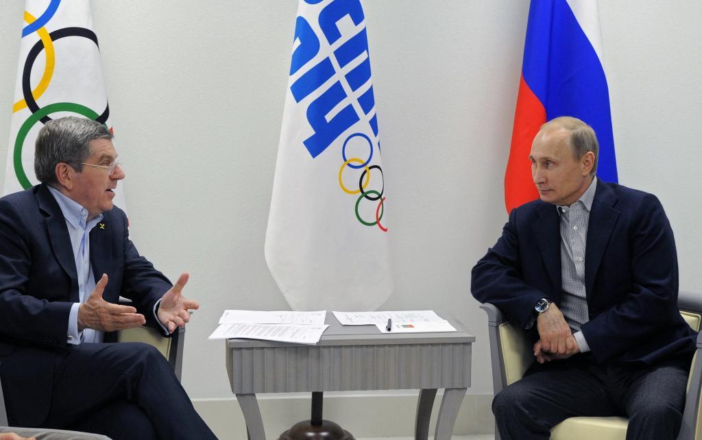 El presidente del COI, Thomas Bach, conversa con el de Rusia, Vladimir Putin, en imagen de archivo.