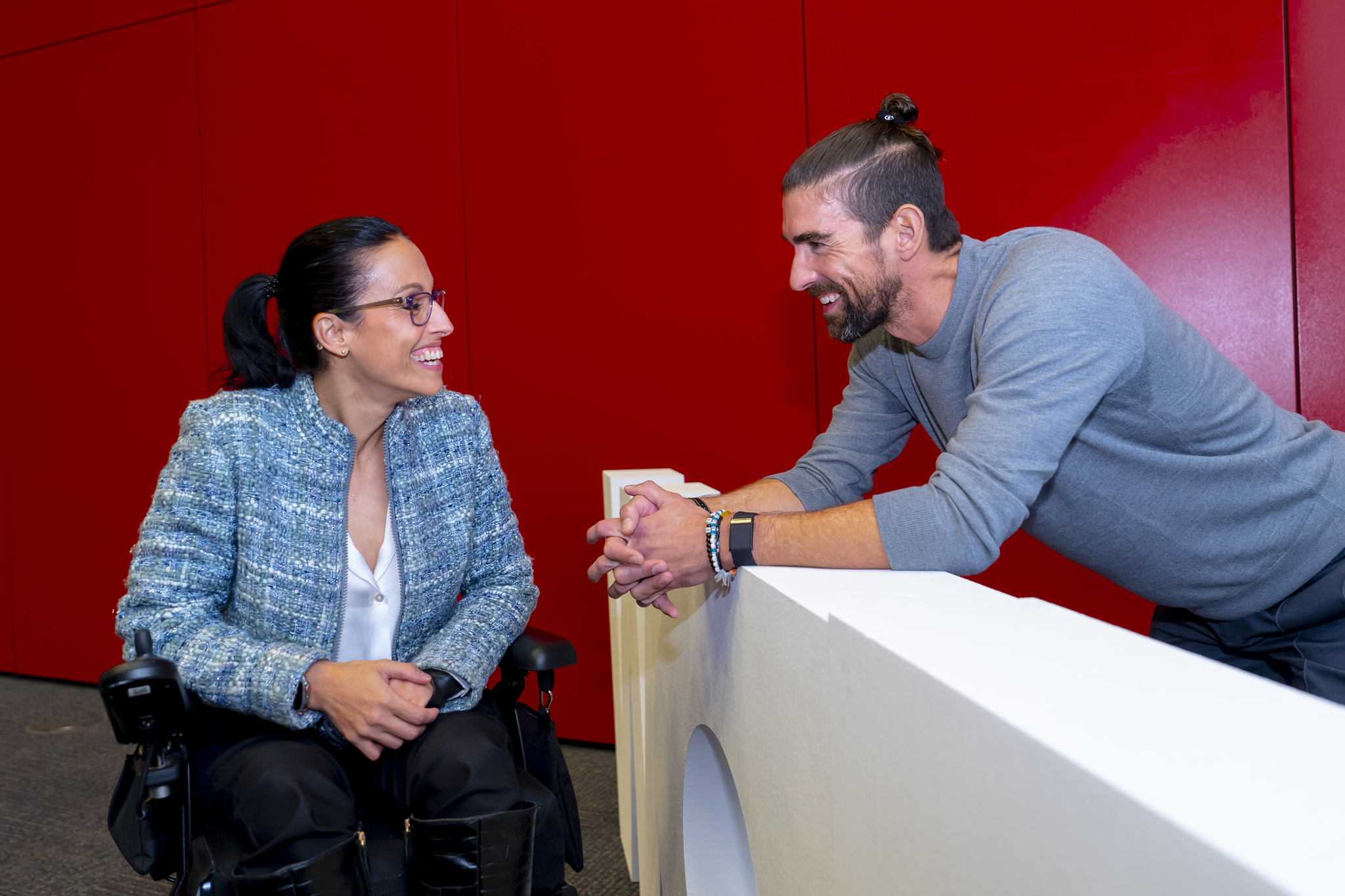 Teresa Perales charlando con Michael Phelps en Madrid
