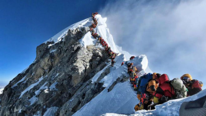 Una fila de montañeros intenta el acceso a la cumbre del Everest en mayo de 2019.