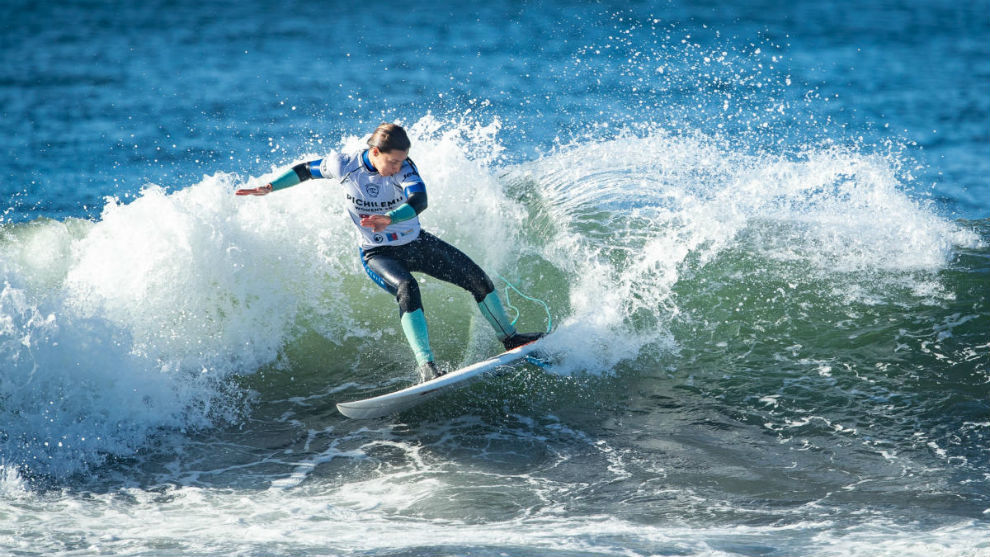 Ariane Ochoa, surfeando una ola la pasada temporada.