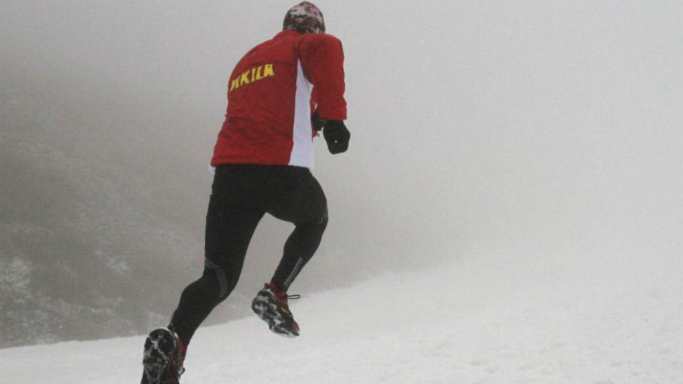 Un corredor en una prueba de snowrunning en Sierra Nevada.