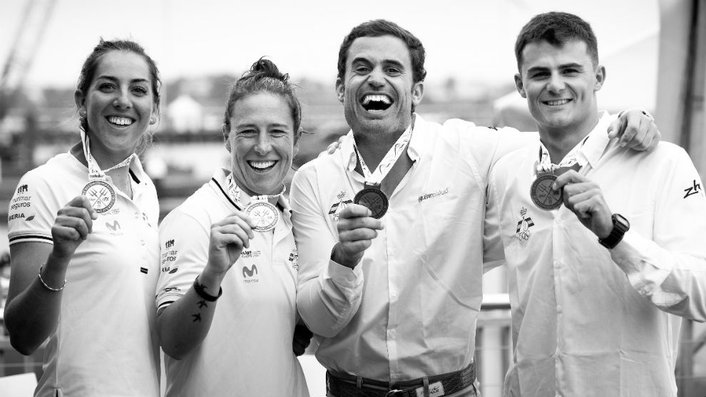 Paula Barceló, Támara Echegoyen, Iago López Marra y Diego Botín con sus medallas mundiales.