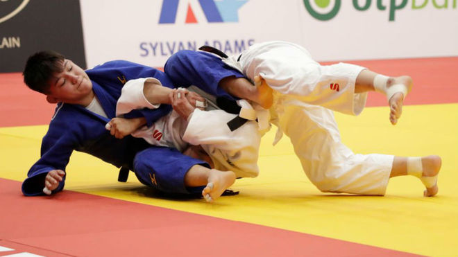 Tsunoda derriba a una rival durante el Grand Prix de Tel Aviv