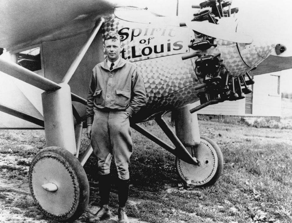 Charles Lindbergh, junto al 'Espíritu de San Luis'.
