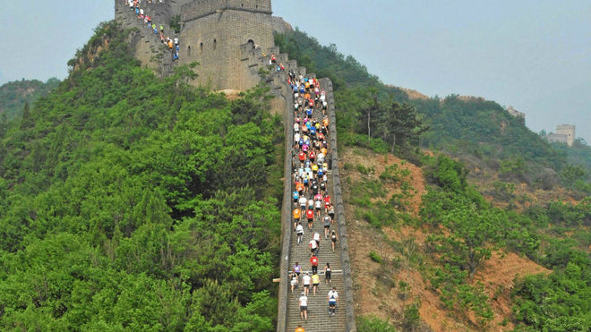 Miles de corredores, en el maratón de la Gran Muralla china
