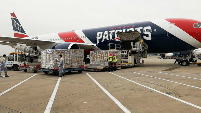 El avión de los Patriots, cargando el material en China.