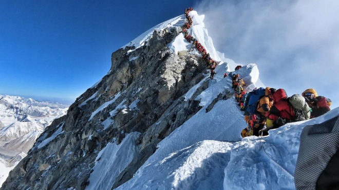 Una cola de montañeros aguarda para hollar el Everest el 22 de mayo de 2019.