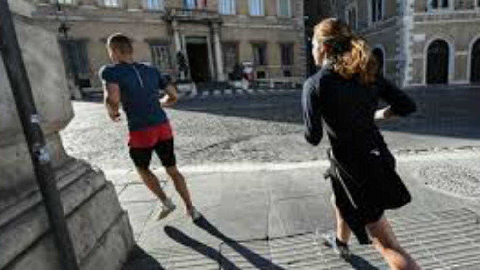 Dos ciudadanos corriendo por las calles de París