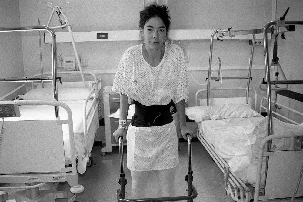 Garazi Sánchez durante su estancia en el hospital tras ser operada de la espalda.