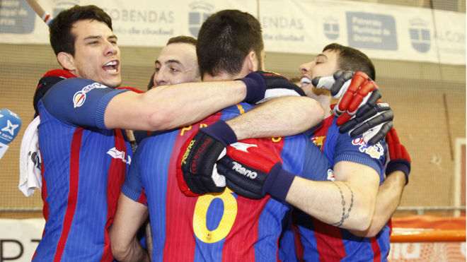 Varios jugadores del Barcelona celebran un tiunfo