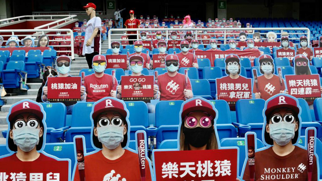 Espectadores falsos en el Taoyuan Baseball Stadium durante un partido de la liga taiwanesa de béisbol.