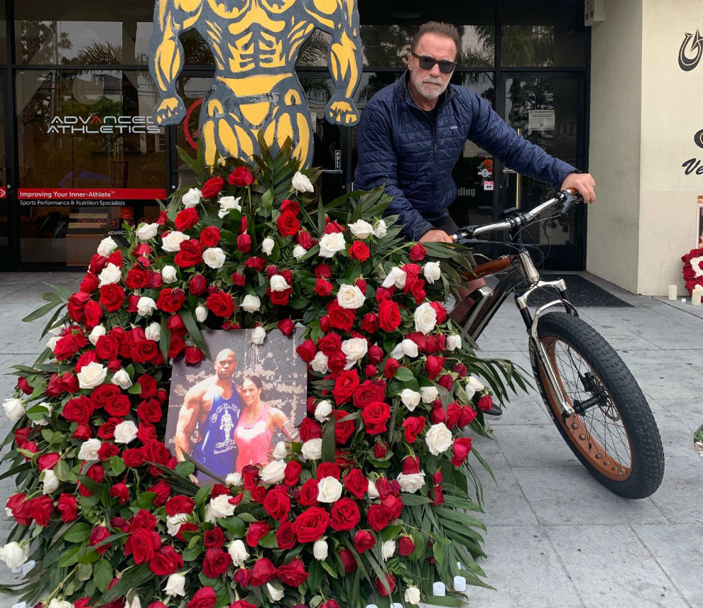 Arnold Schwarzenegger acudió a la puerda del Gold's Gym en Venecia.