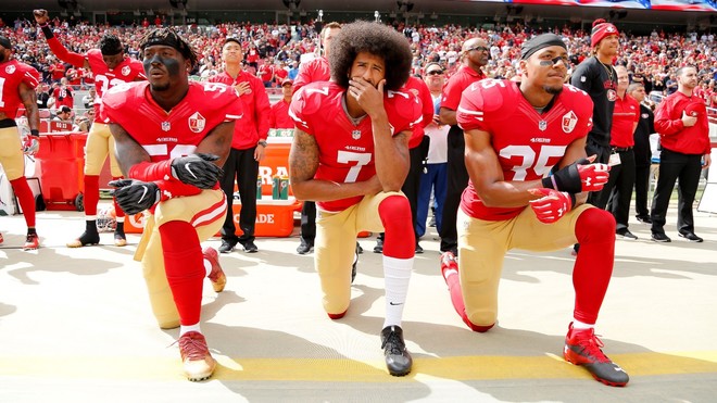 Colin Kaepernick y otros jugadores del San Francisco 49ers, en una protesta en 2016
