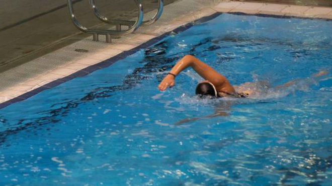 Imagen de una nadadora en una piscina.