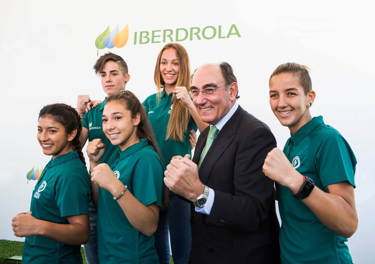 Ignacio Galán, presidente de Iberdrola, junto a varios deportistas.