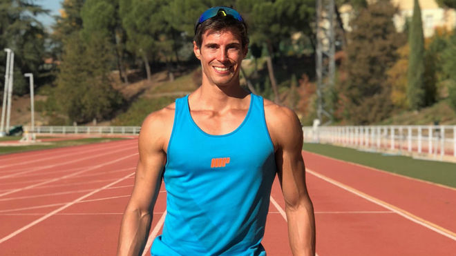 Miguel Camarena, en la pista de atletismo.
