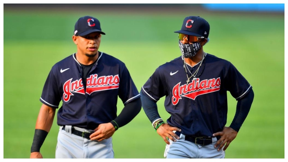 Dos jugadores de los Indians de Cleveland de las Grandes Ligas.