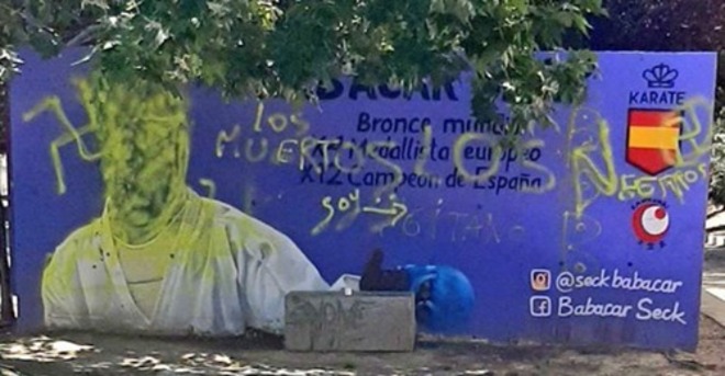 El mural de Babacar destrozado por las pintadas