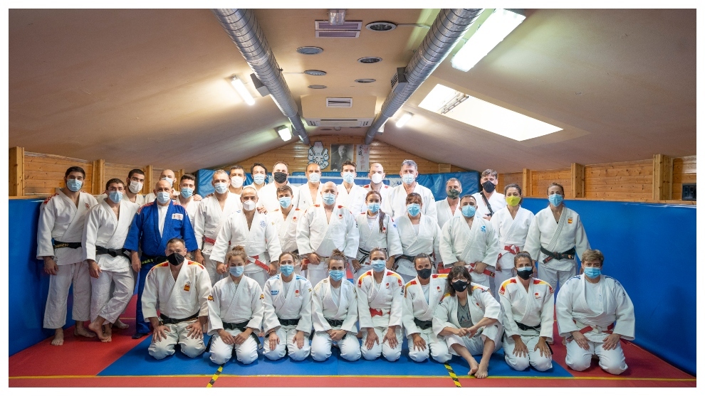 Concentración de varias de las estrellas históricas del judo español en apoyo