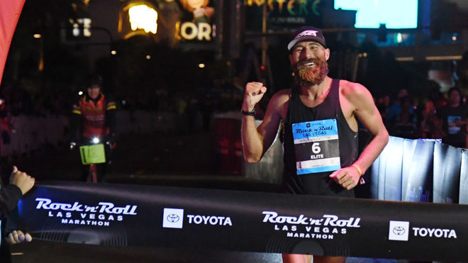 Tommy Rivers, tras ganar el maratón de Las Vegas en 2018.