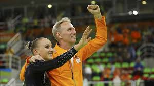 La campeona olímpica Sanne Wevers, con su padre, unmo de los técnicos acusados de malos tratos
