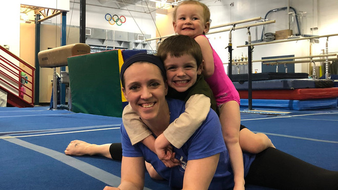 Chellsie Memmel, con su dos hijos en el gimnasio.