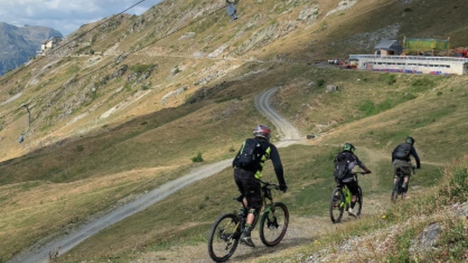 Tres bikers inician el descenso en Artouste.