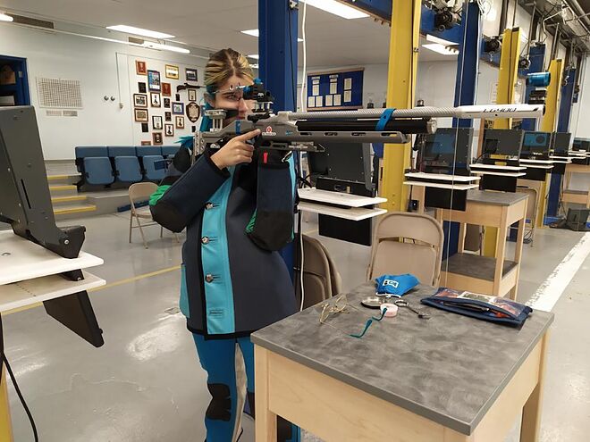 Marina González, durante una sesión de tiro en la Universidad de Fairbanks en Alaska.