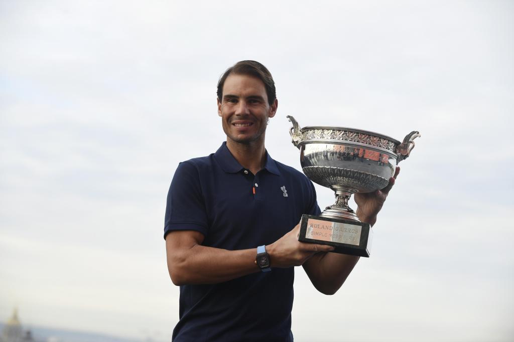 Rafa Nadal posa con su decimotercer trofeo de Roland Garros.