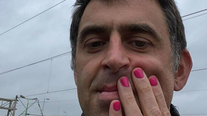 Ronnie O'Sullivan muestra sus uñas pintadas de rosa.