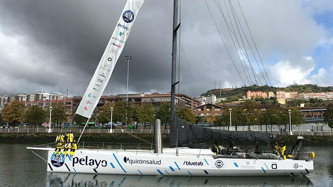 La tripulación del Reto Pelayo Vida 2020 antes de partir de Bilbao.