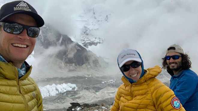 Garrett Madison Kristin Bennett y y Zac Bookman en el Everest.