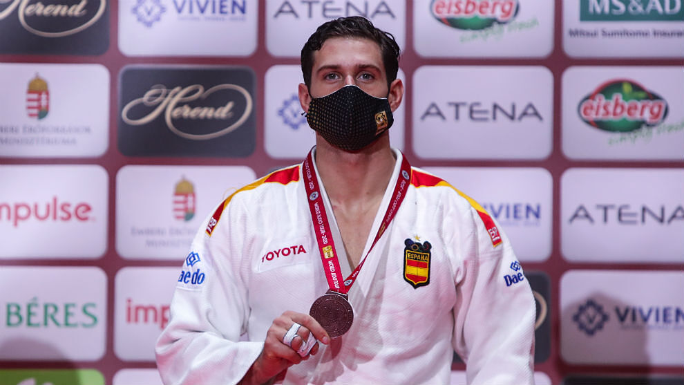 Niko Shera posa con el bronce en el Grand Slam de Budapest.
