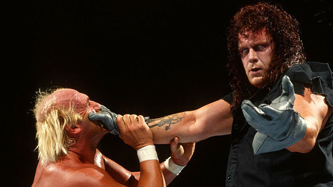 Undertaker durante una pelea histórica con Hulk Hogan.