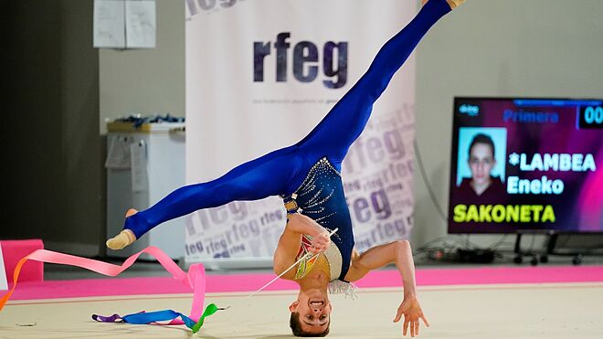 Eneko Lambea, en su ejercicio de cinta durante los Campeonatos de España.