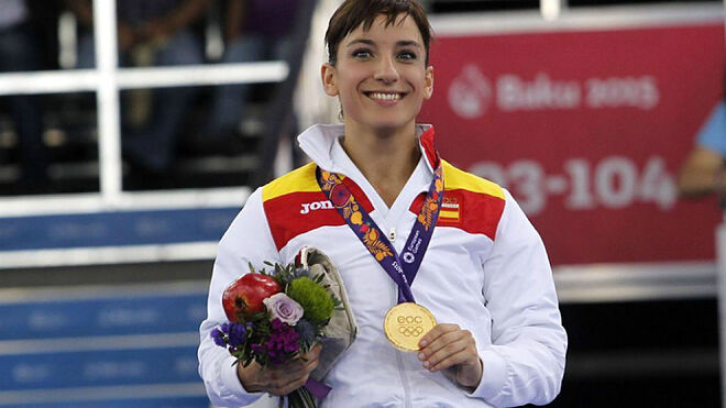 Sandra Sánchez con una de las medallas que le han valido este curioso reconocimiento.